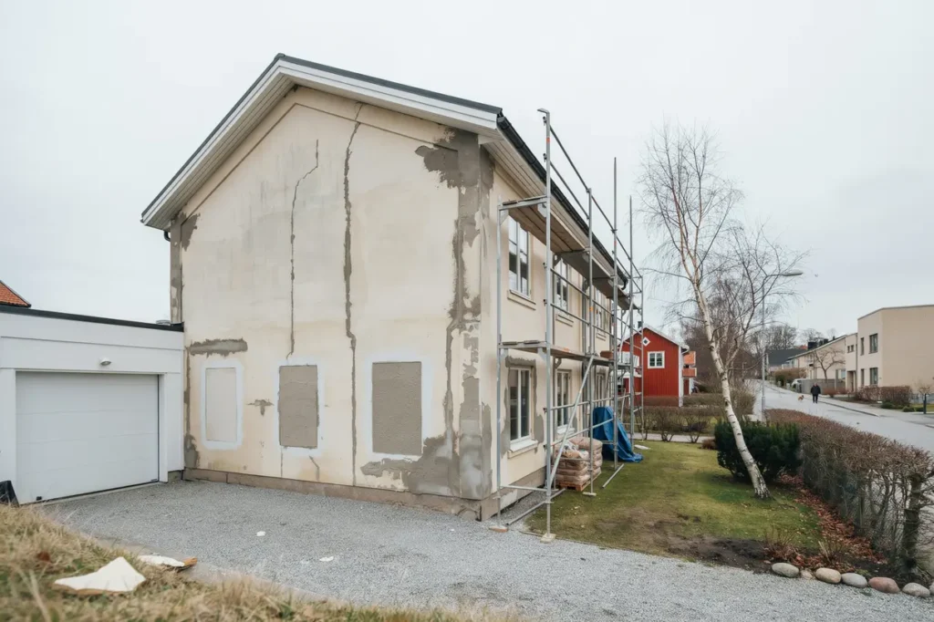 putsa om fasaden r tt tecken p skador val av puts och vad jobbet kostar